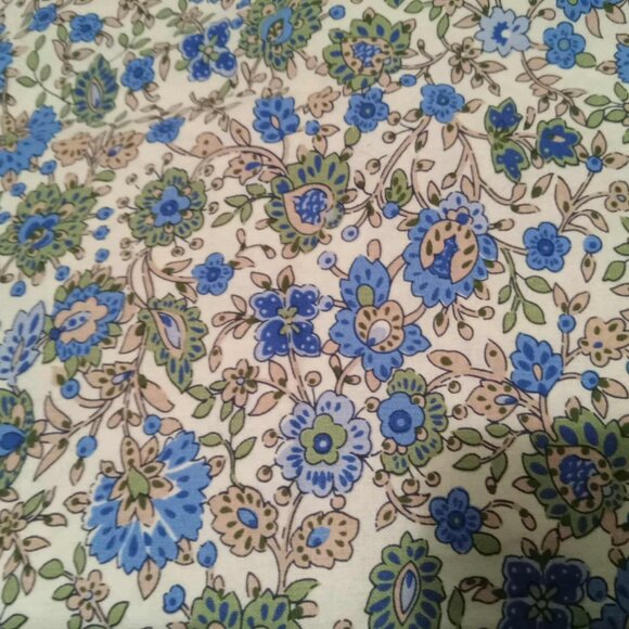Two large pieces of floral poplin fabric (end of roll) - Picture 2 of 2